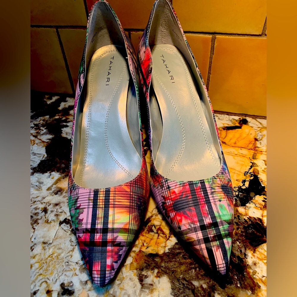 Tahari fabulous floral plaid heels. amazing pattern! NIB size 8